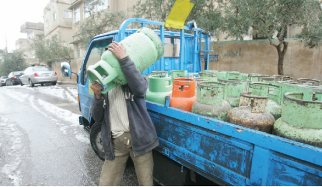 أحد موزعي أنابيب الغاز في أحد شوارع عمان -(أرشيفية)